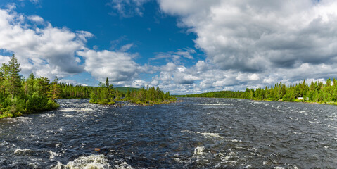Stromschnellen am Wildfluss Ljusselforsen in Nordschweden