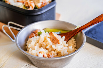 シェラカップで食べる炊き込みご飯