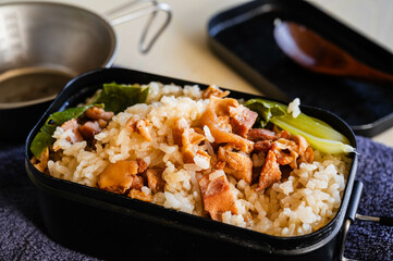 メスティンで焼き鳥缶の炊き込みご飯