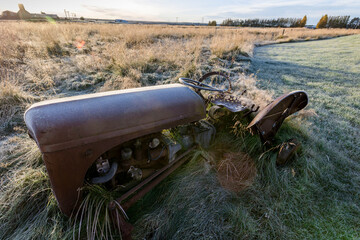 stary zardzewiały traktor w polu o zachodzie słońca © Aleksandra