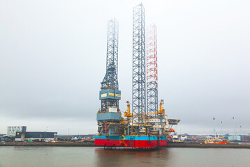 Obraz premium An offshore oil drilling platform stands near the seaport of Gdynia in Poland.