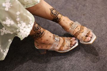Beautiful Henna or Mehndi on Bride's leg | Women Henna Desing on feet, Indian Wedding Rituals