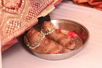 Beautiful Henna or Mehndi on Bride's leg | Henna Desing on feet, Indian Wedding Rituals