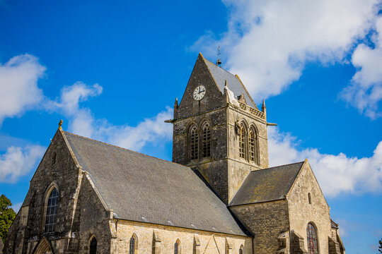 &Eacute;glise Notre-Dame-de-l'Assomption de Sainte-M&egrave;re-&Eacute;glise et son parachutiste