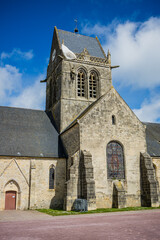 Fototapeta premium Église Notre-Dame-de-l'Assomption de Sainte-Mère-Église et son parachutiste
