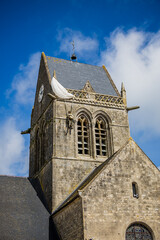 Église Notre-Dame-de-l'Assomption de Sainte-Mère-Église et son parachutiste