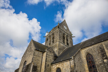 Église Notre-Dame-de-l'Assomption de Sainte-Mère-Église et son parachutiste