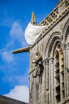 &Eacute;glise Notre-Dame-de-l'Assomption de Sainte-M&egrave;re-&Eacute;glise et son parachutiste