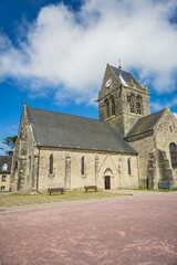 Fototapeta premium Église Notre-Dame-de-l'Assomption de Sainte-Mère-Église et son parachutiste