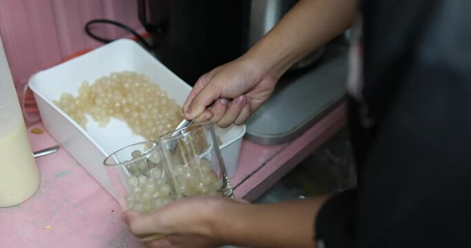 Chef Cooking Tapioca pearl Tea Taiwan Bubble Milk Tea with chewy tapioca balls
