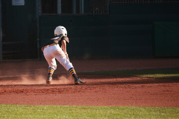 Obraz premium Youth baseball player, runner in action, baseball dust, base running, room for copy