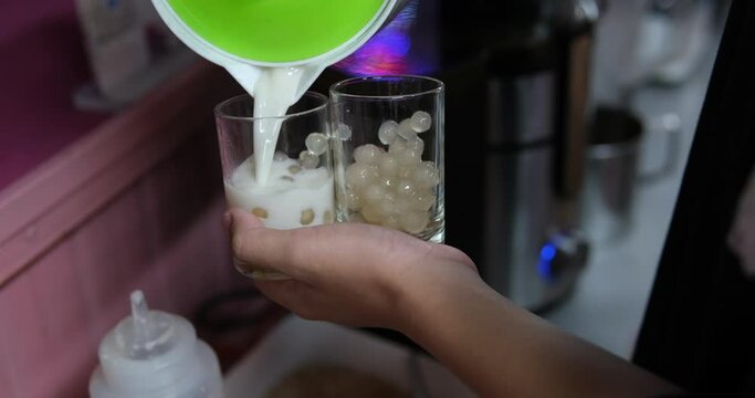 Chef Cooking Tapioca pearl Tea Taiwan Bubble Milk Tea with chewy tapioca balls