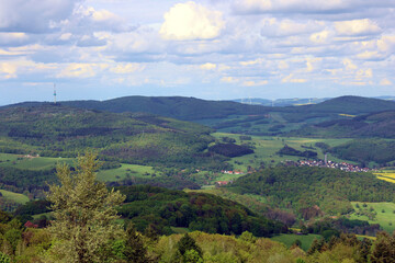 Aussicht ins Nordpfälzer Bergland vom Potzbergturm auf dem Potzberg in der Gemeinde Föckelberg im Landkreis Kusel im Bundesland Rheinland-Pfalz. 