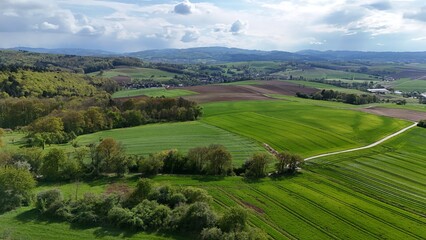 Obraz premium Schöne Aussicht auf ein feld.