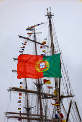 Bandeira portuguesa no mastro de um veleiro 