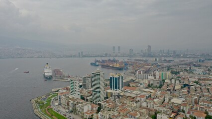 Obraz premium Cruise ship at sea docking at the port, on a cloudy day.