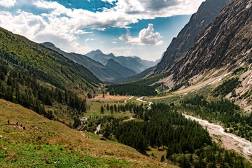 View of the valley to the West and hikers from the descent of the Grand Col Ferret