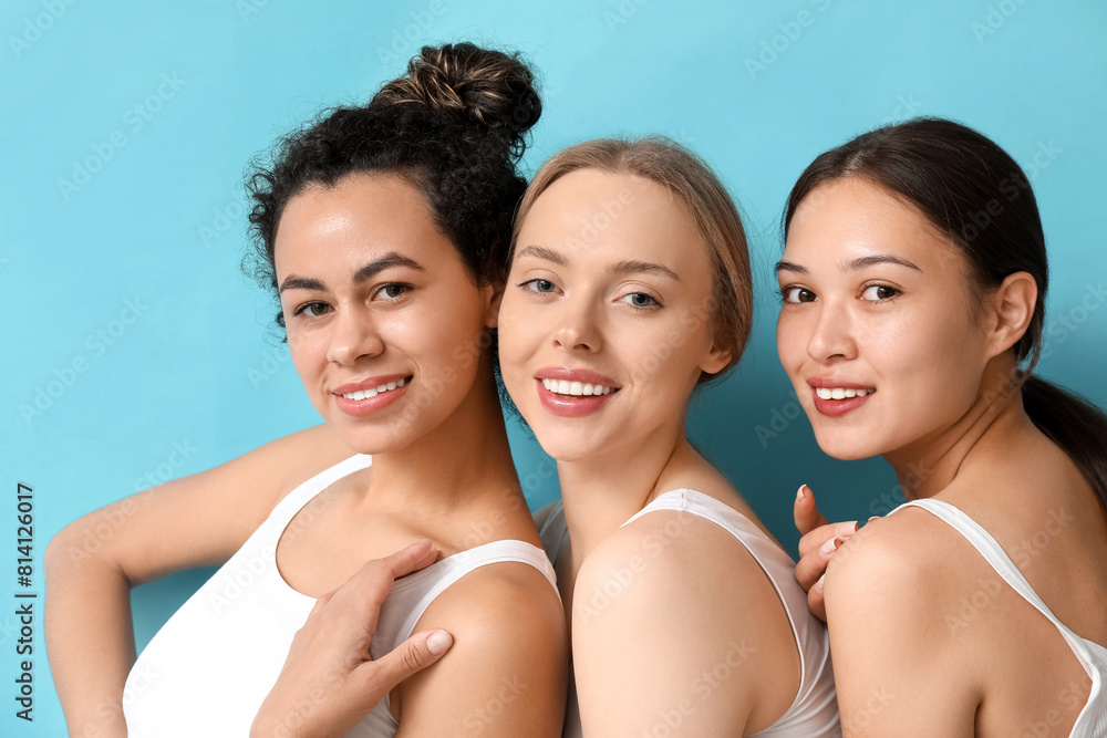 Poster Happy young women on blue background