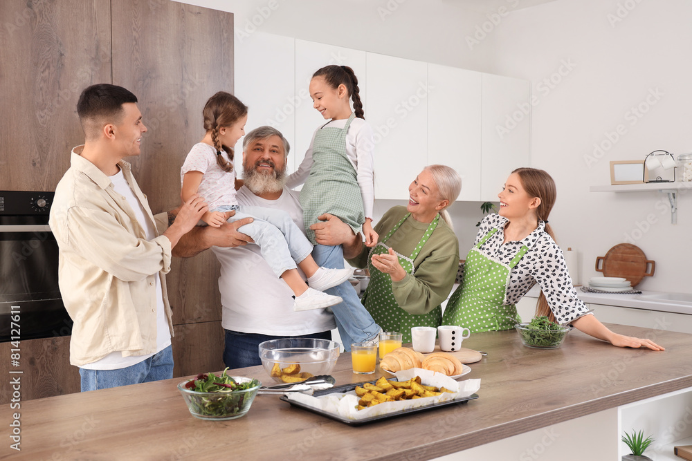 Poster Portrait of big happy family in kitchen