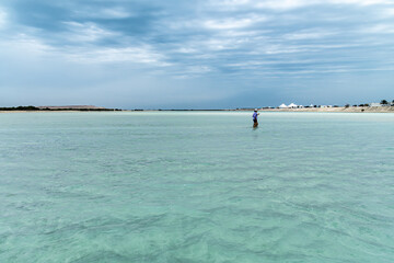 Laguna 01 - isola di Sir Bani Yas, acque basse e turchesi in contrasto col cielo. 