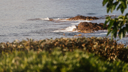 Bord de mer avec des rochers et des vagues