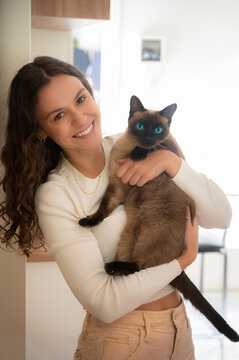 Jovem mulher com gato no colo, meu pet, bicho de estima&ccedil;&atilde;o. Gato com olhos azuis
