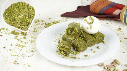 Fıstıklı sarma baklava