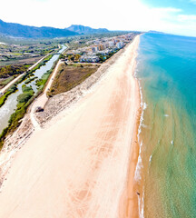 Vista aérea de la costa mediterránea de la Comunidad Valenciana (España) con sus aguas claras y...
