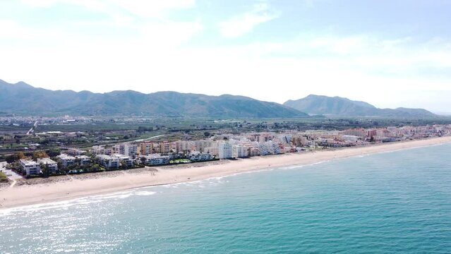 Im&aacute;gen a&eacute;rea de las playas mediterr&aacute;neas de valencia. La playa de Xeraco a vista de drone.