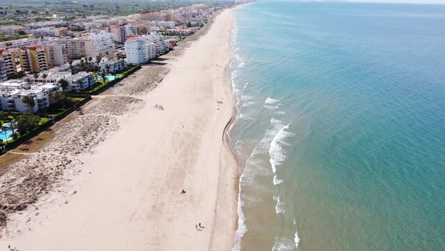 Im&aacute;gen a&eacute;rea de las playas mediterr&aacute;neas de valencia. La playa de Xeraco a vista de drone.
