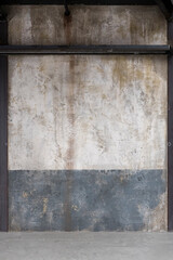 Alte dreckige Wand in einer Industriehalle