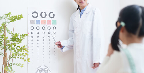眼科で視力検査する子供