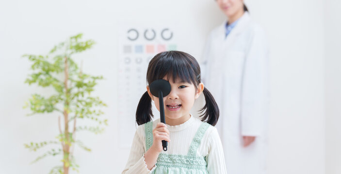 眼科で視力検査する子供