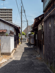 板塀の古い建物が建ち並ぶ大阪の街並み