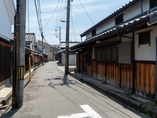 板塀の古い建物が建ち並ぶ大阪の街並み