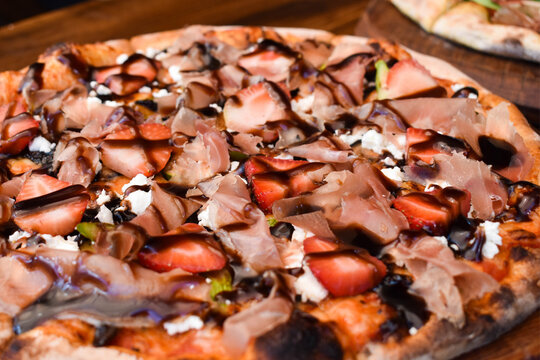 Pizza chocholate y fresa postre
