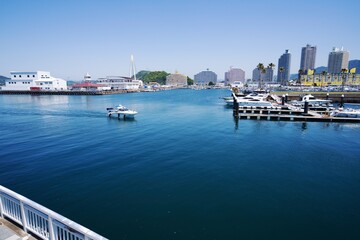 港に戻るクルーザー