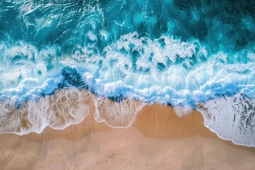 Obraz premium Aerial view of sandy beach and ocean with waves