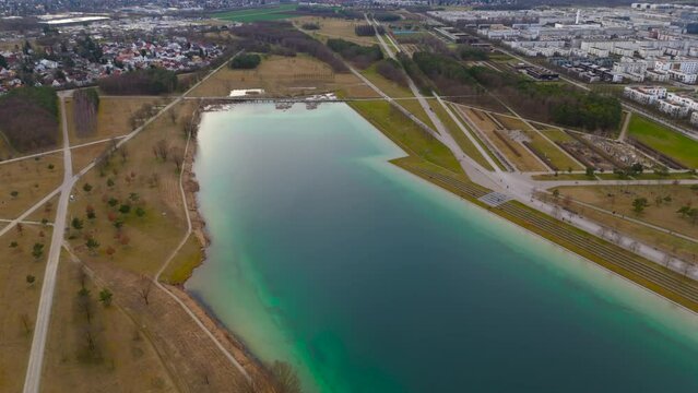 Munchen, Deutschland Riemer See Ansicht von oben. Aerial view on Lake Riemer See in Munich. Riemer Park in Messestadt. Large clear lake at Muenchech Park. Bugasee. Messe Riem. Badesee im Riemer Park. 