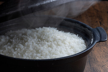 炊き立ての土鍋ご飯　Japanese food