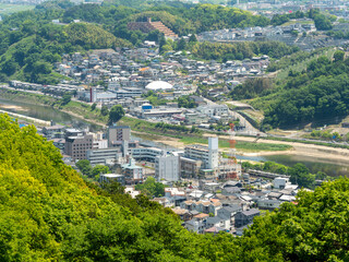 Fototapeta na wymiar 柏原市の山から眺める奈良県を流れる大和川沿いの街並み