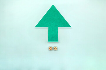 GOの英語ブロックから出る上向きの大きな緑色の立体的な矢印