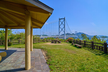 広島県尾道市のしまなみ海道の大浜PA展望台の東屋越しに因島大橋方面を見る