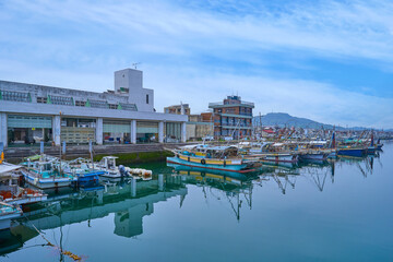 愛媛県今治市の片原海岸公園付近から今治漁港の底引き網漁船群を見る