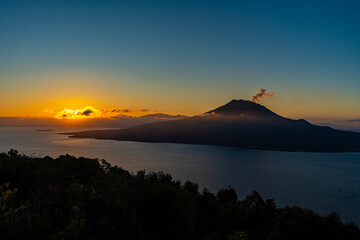 寺山公園展望台から見る桜島の夜明け（鹿児島市）