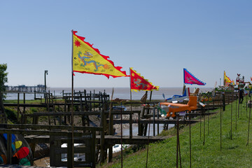 cerf volant et drapeau colorés avec paysage côtier, Talmont sur gironde