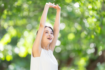 女性・新緑・ストレッチ・深呼吸