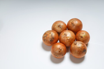白い背景に玉ねぎ