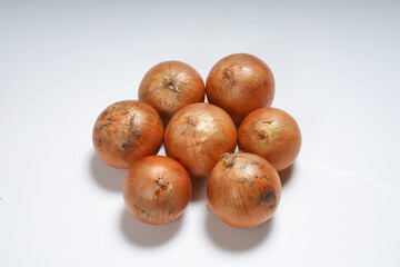 白い背景に玉ねぎ