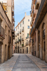 Leere Gasse in der Altstadt von Tarragona, Spanien